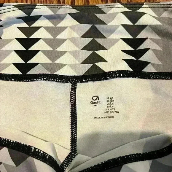 GUC - GAP Fit Workout Leggings - Black and white print - Size Large - Picture 2 of 4